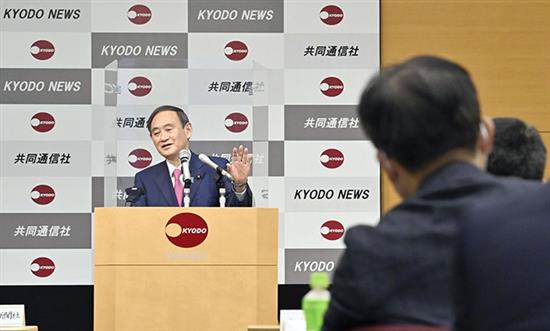 当地时间2020年10月16日，日本首相菅义伟在日本东京讲话。当日，日本首相菅义伟谈及被延期至明年（2021年）夏季举办的东京奥运会时再次表达了“一定打赢新冠肺炎疫情”的决心，称“无论如何也要办奥运”。